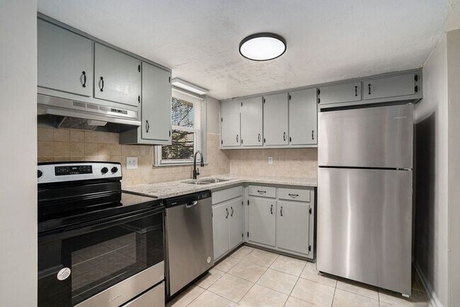 Building Photo - Renovated End Unit Townhome in Snellville!