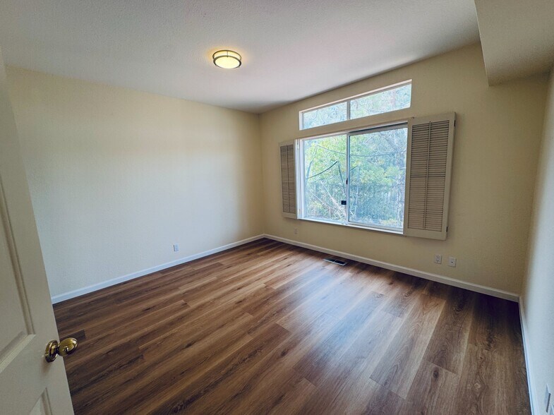 Building Photo - 6120 Lakeview Cir