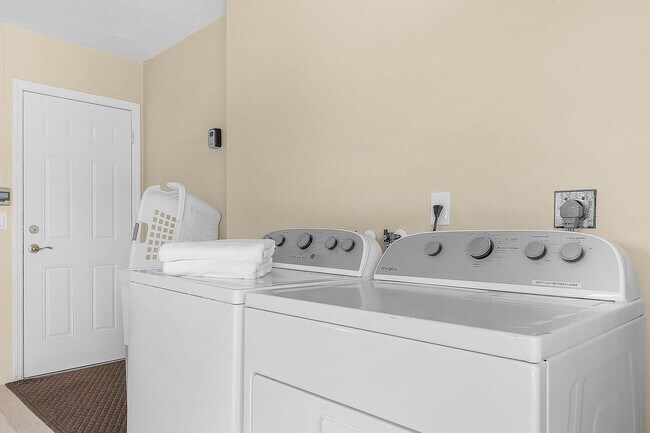 Building Photo - 660 100th Ave N