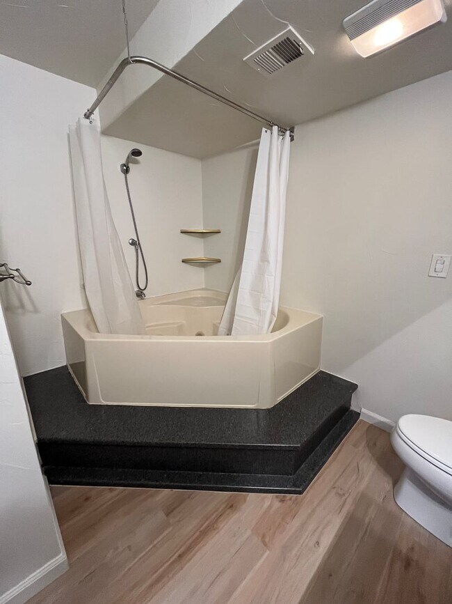 Building Photo - 2BR|2BA|994SF| - Ground Floor Condo, Nice ...