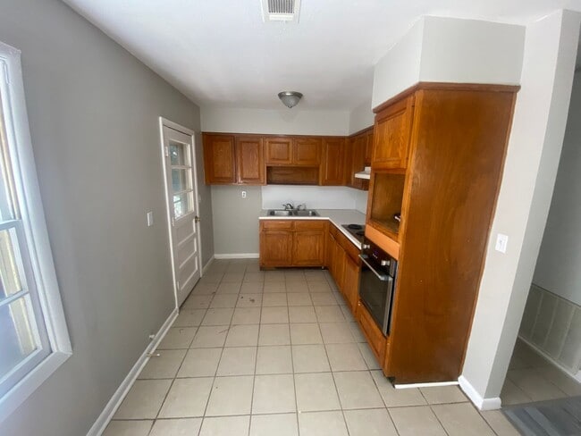 Building Photo - **ON HOLD**East Columbus 3 bedroom/1 bathr...