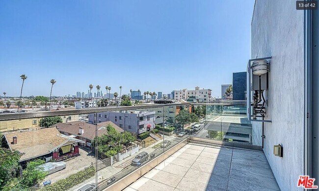 Building Photo - 105 S Mariposa Ave