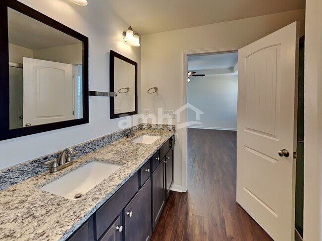 Building Photo - 216 Leland Ln