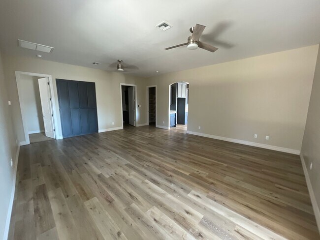 Building Photo - Gorgeous Ravines Home