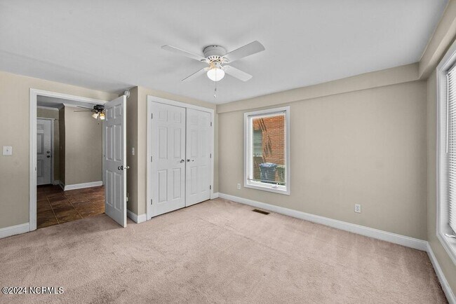 Building Photo - 1306 E 1st St