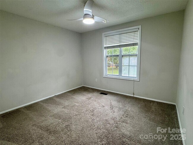 Building Photo - 707 Regency Dr