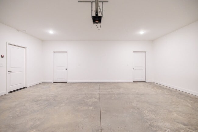 Building Photo - ONE-MONTH FREE RENT Move-Incentitive!!! Ne...