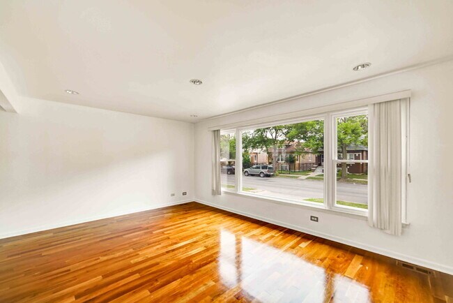 Building Photo - 2725 N Oak Park Ave