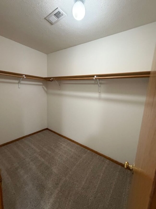 Building Photo - Large 4 bedroom house in SW Lincoln