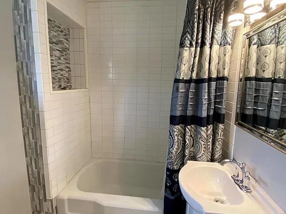 Building Photo - Charming 2-Bedroom Home in Saint Louis with Cozy 900 Sq Ft Layout!