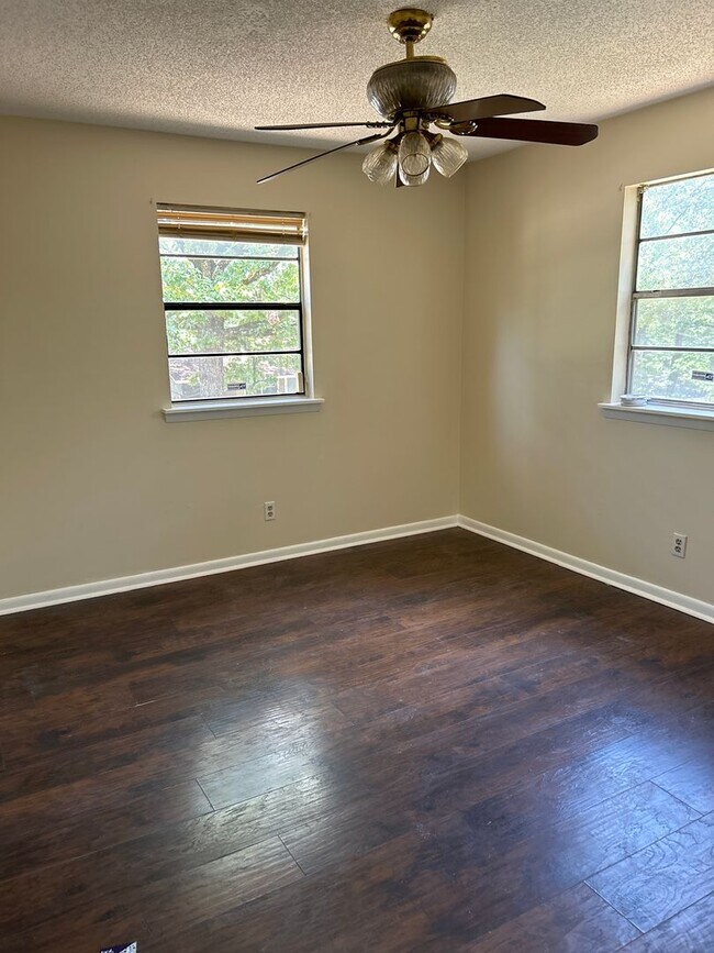 Building Photo - Zillow