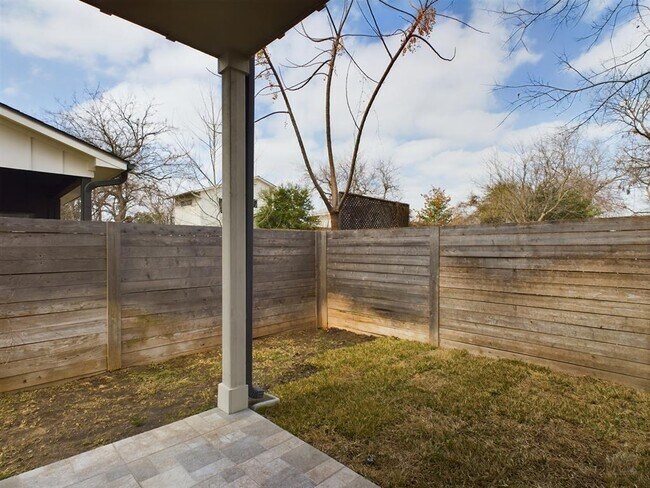 Building Photo - 1402 W 51st St