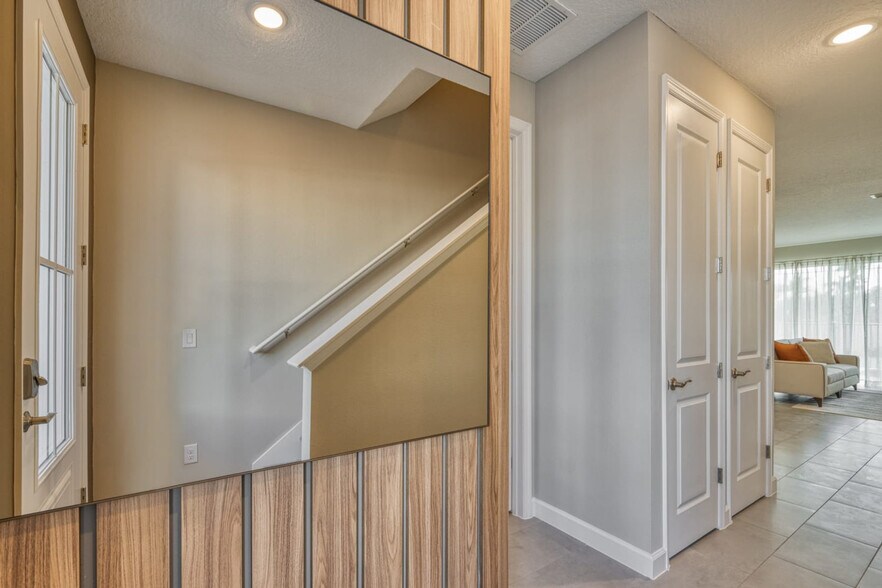 Building Photo - 8013 Formosa Vly Pl