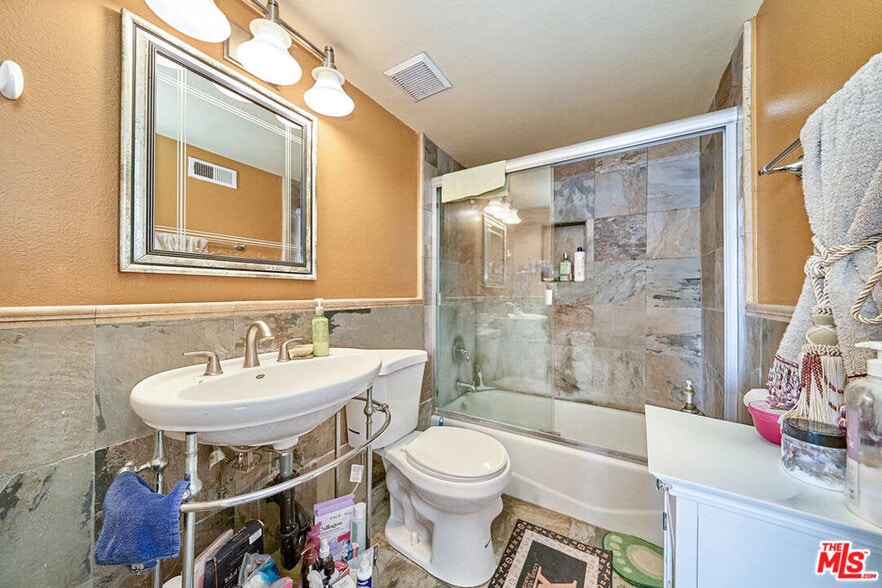 Building Photo - 219 N Isabel St