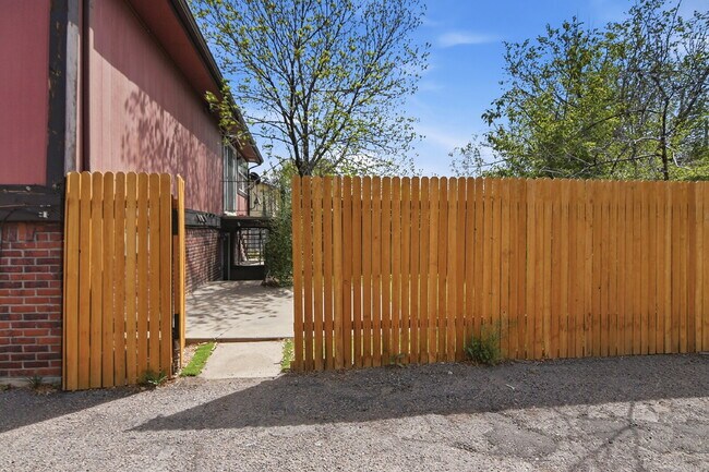 Building Photo - $1,400.95 with $300.00 off the first month's rent, 2 Beds - 1 Bath, Triplex in Aurora with Washer...