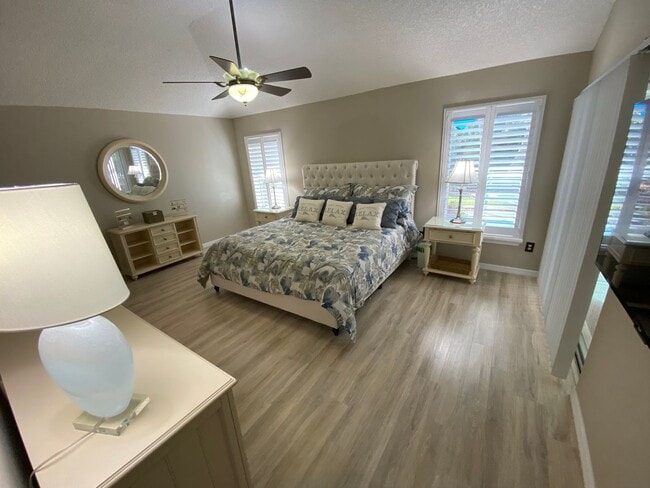 Building Photo - Gorgeous 3 + 2 Turnkey ANNUAL Lease w/Swim Spa & Large Private Screened in Patio In The Village o...