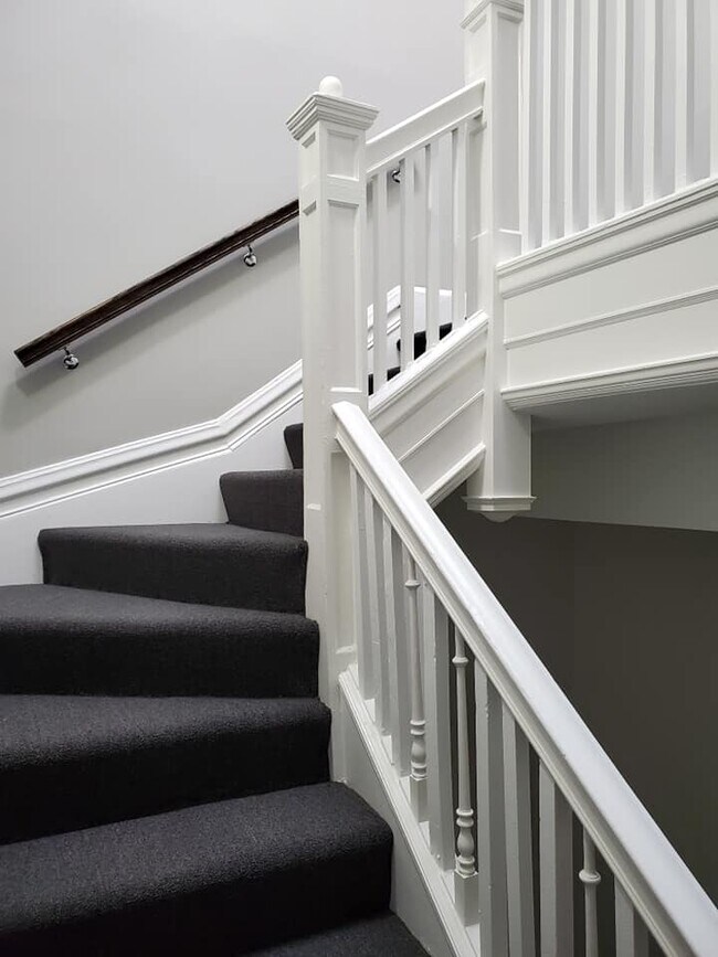 Building Photo - 229 E 55th Pl