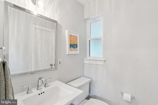 Building Photo - 7412 Farnum St