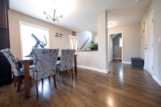 Building Photo - Rare super nice 3 bed end unit townhouse f...
