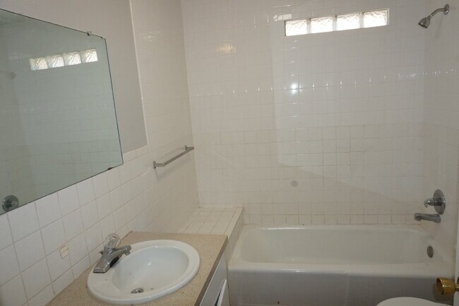 Building Photo - Beautiful House With Close Location To Tak...