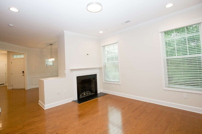 Building Photo - Charming 3 bed, 2.5 bath home with bonus t...