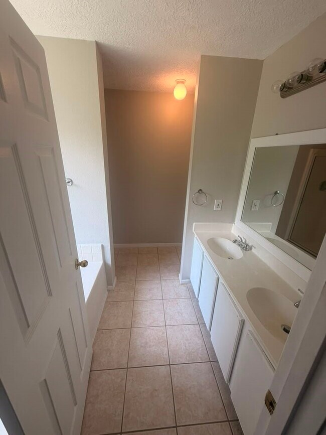 Building Photo - 22018 Willow Shadows Dr