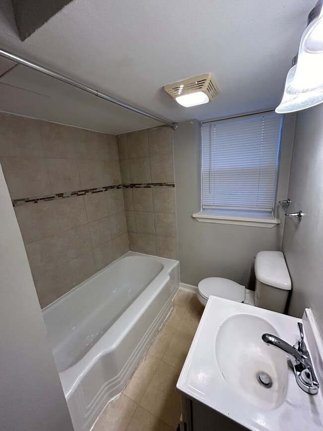 Building Photo - Updated Garden-Level 1BR with Patio & Parking