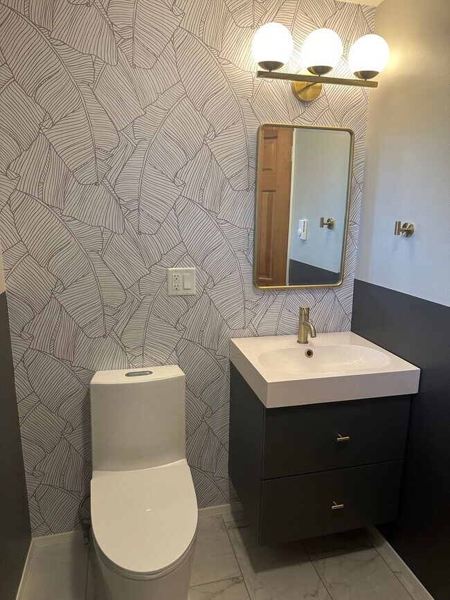 Building Photo - 3 bed, 1 bath house in a great neighborhood!