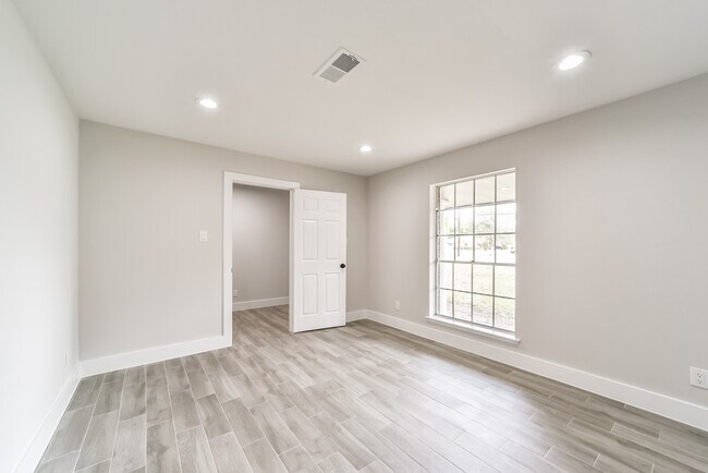 Building Photo - 318 E Mitchell Rd