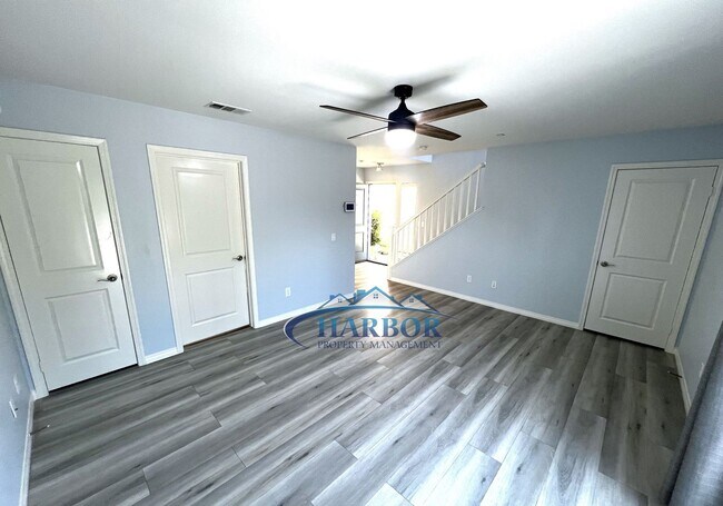 Building Photo - Elegant 3-Story, 4-Bedroom, 3-Bath Condo