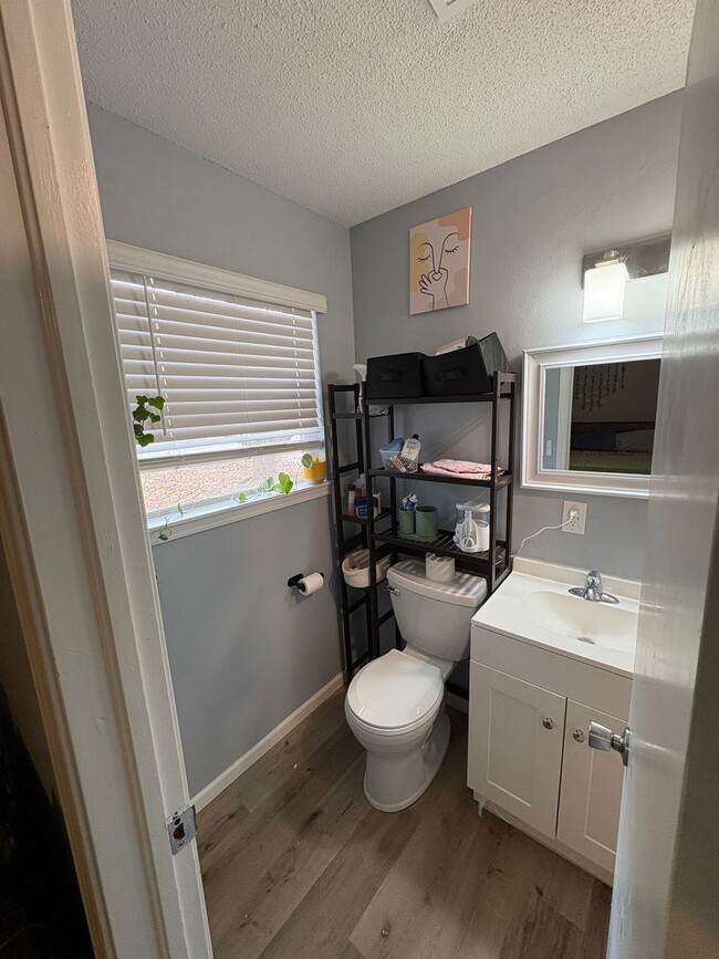 Building Photo - Great Location