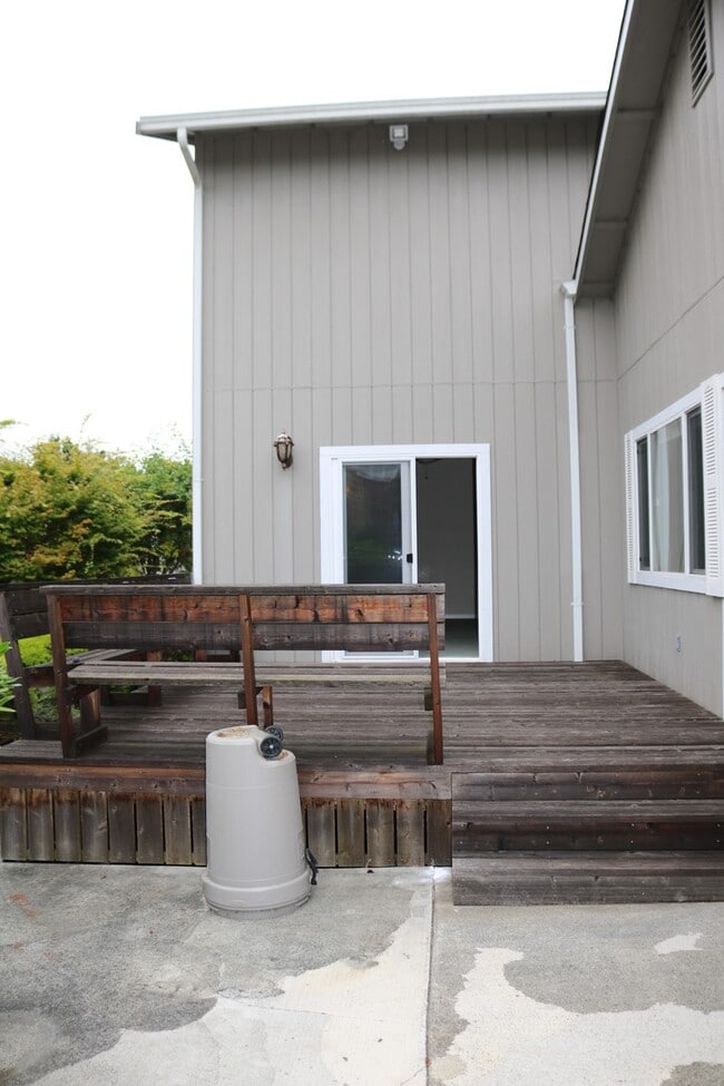 Building Photo - Gorgeous, spacious 3/2.5 with garage and office