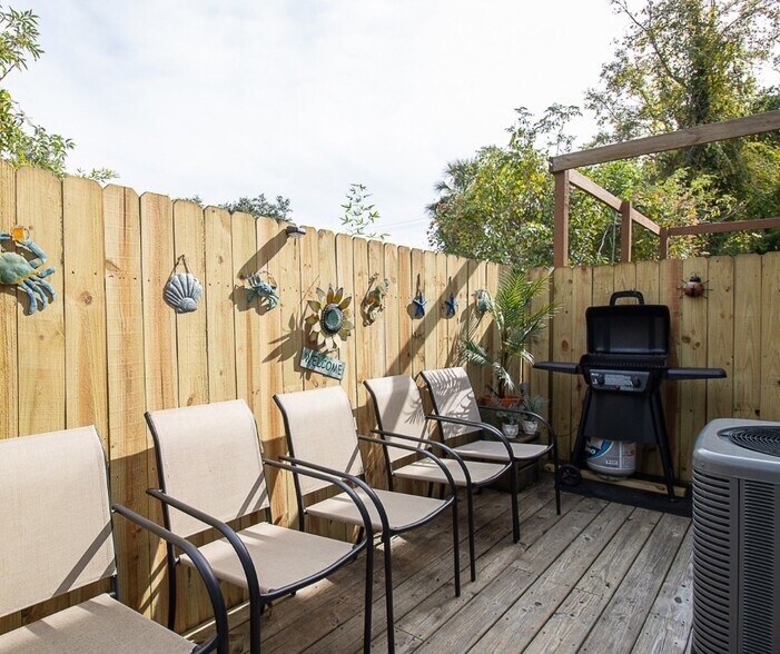 Private Patio with barbecue area - 1110 Century Oaks Dr
