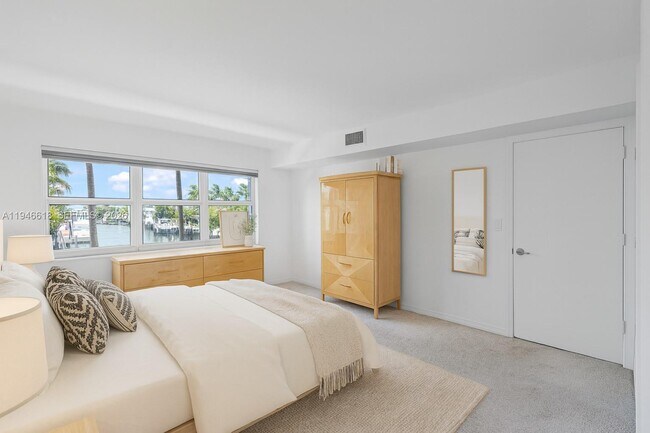 Building Photo - 3121 NE 51st St