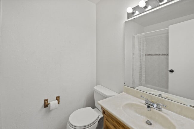 Building Photo - Close to Fort Carson and Cheyenne Mountain, 3 bedroom townhome with 2 car garage.