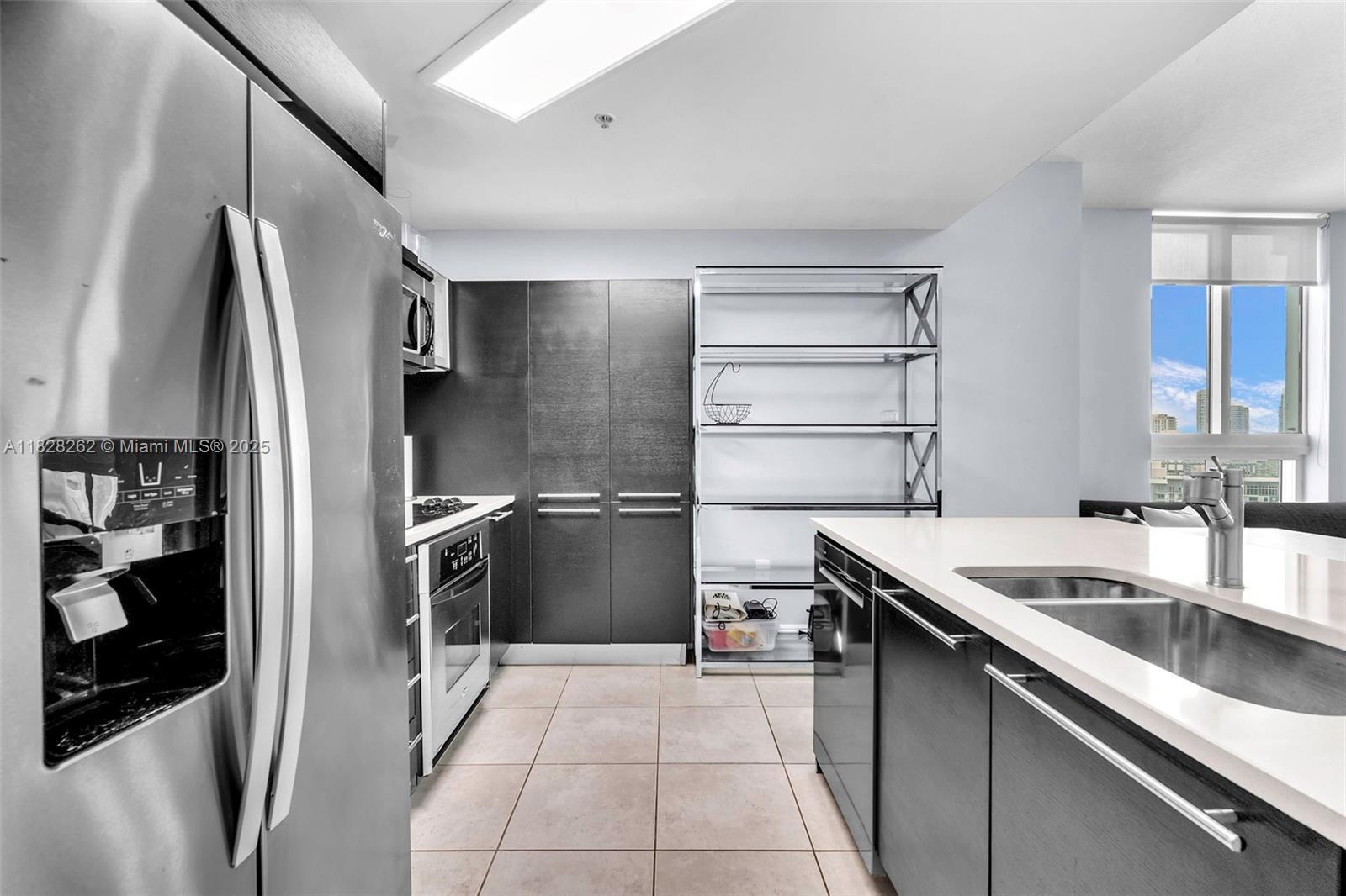 Kitchen - 1900 N Bayshore Dr