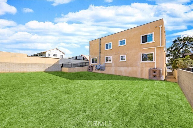 Building Photo - 5639 Huntington Dr