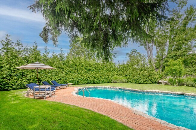 Building Photo - 135 Meeting House Ln