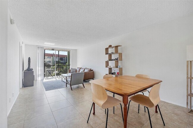 Building Photo - 5300 NE 24th Terrace