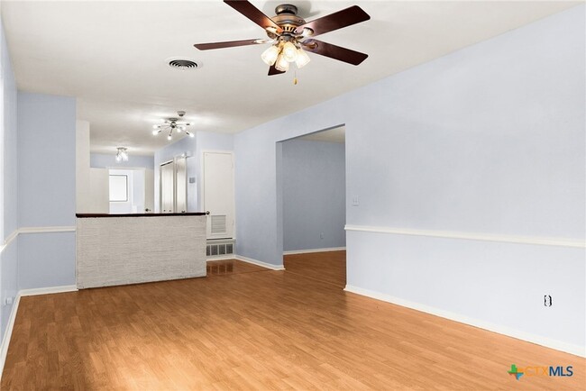 Building Photo - 204 Oak St