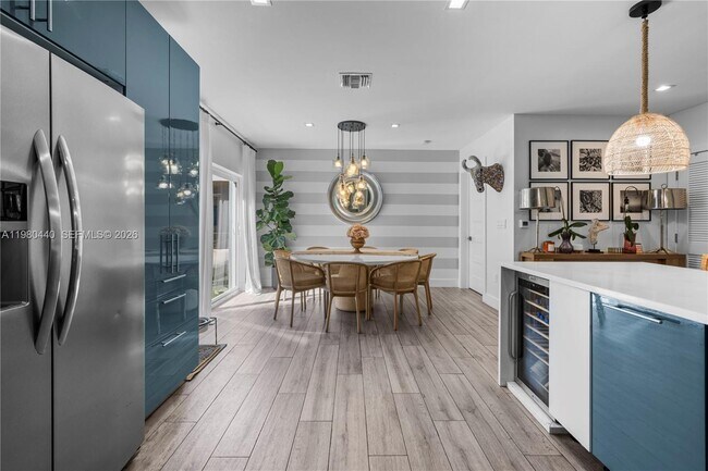 Building Photo - 1121 NE 85th St