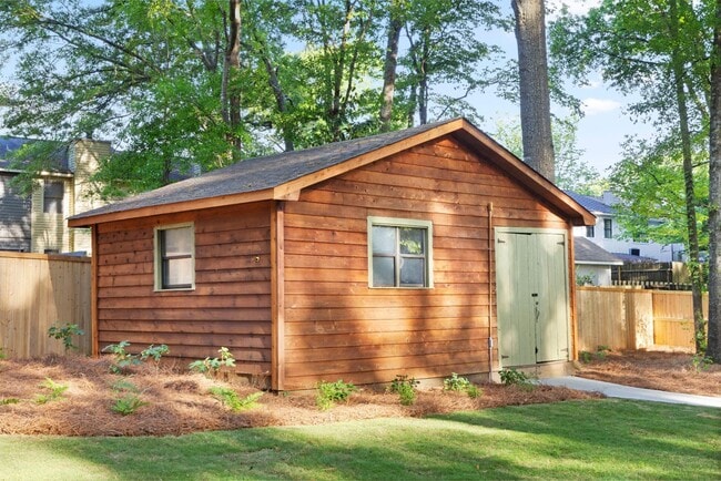 Building Photo - 550 N College St