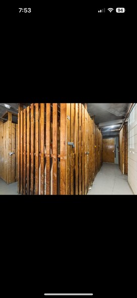 Building Photo - 2401 W Balmoral Ave