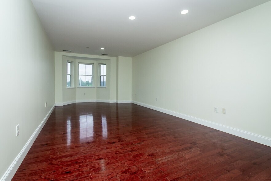 Building Photo - 120 Wyllis Ave