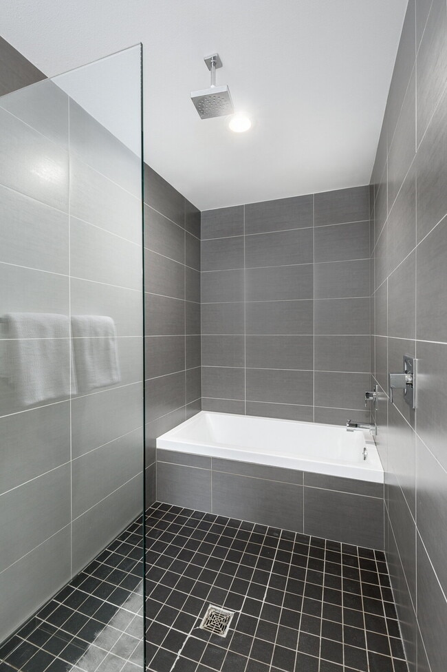 Building Photo - Spacious Judkins Park Townhouse- Parking-Lightrail