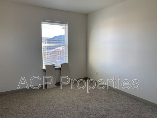 Building Photo - 2046 Aaron Dr