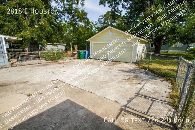 Building Photo - Close to Local Amenities and Downtown