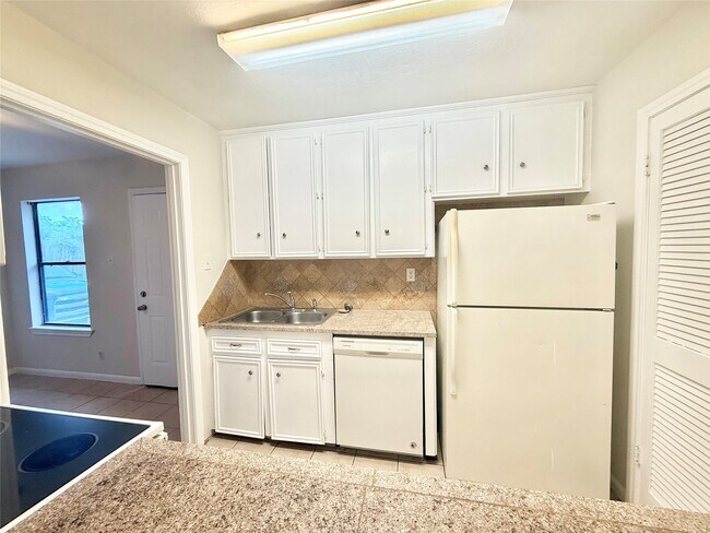 Building Photo - 8915 Emnora Ln