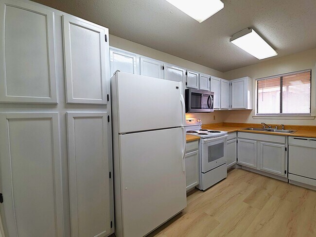 Building Photo - Get ready to fall in love with comfortable, carefree living at Courtyard Condominiums in Tyler, TX!