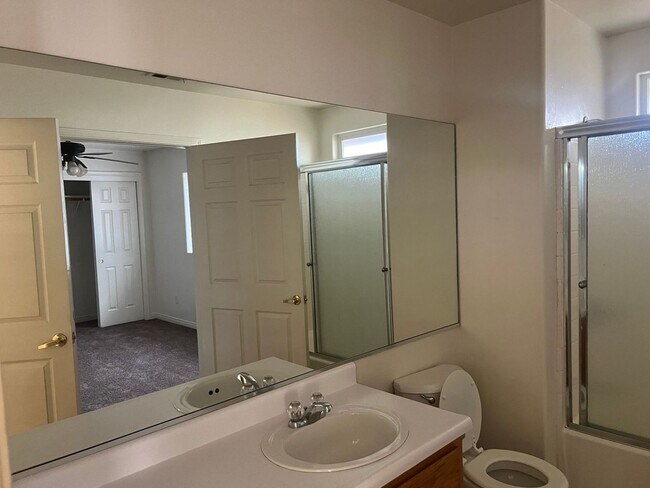 Building Photo - APARTMENT